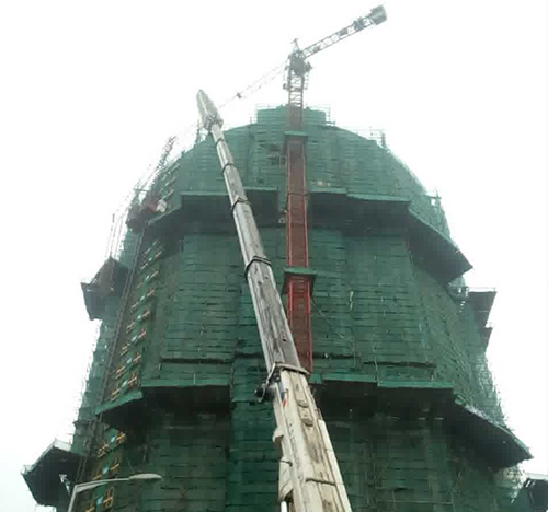 孝昌吊车在工地上作业